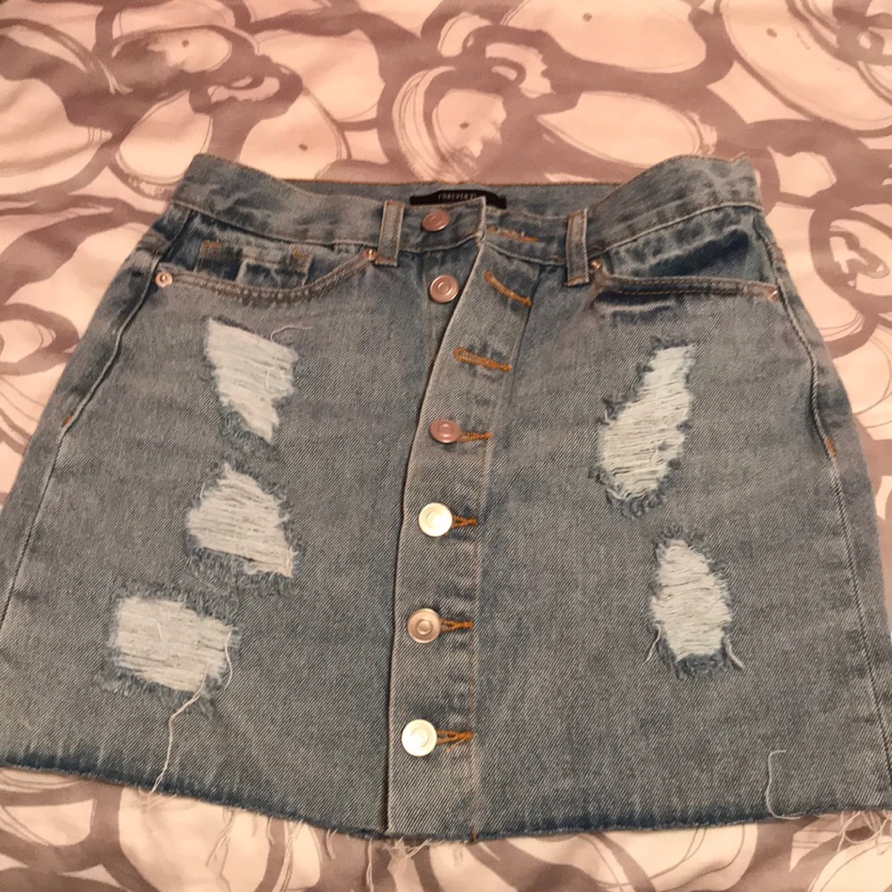 Light denim skirt.